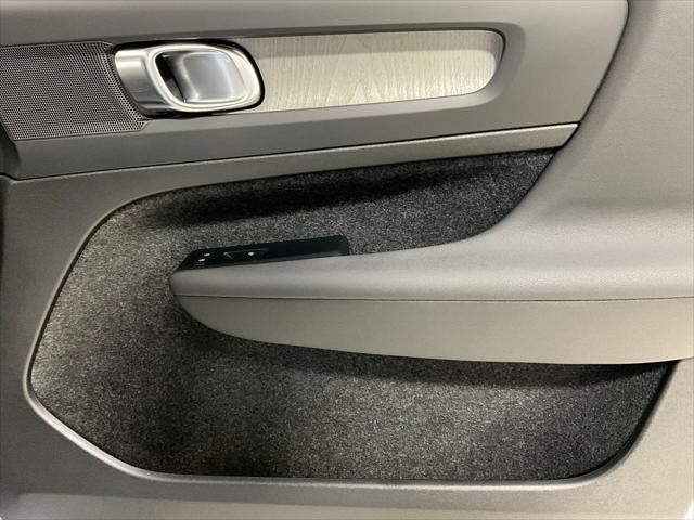 2026 Volvo XC40 Plus, B5 AWD Gas (mild hybrid), Dark