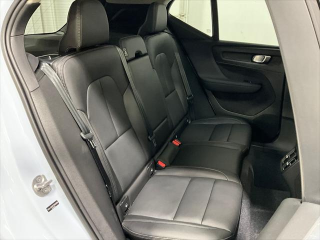 2026 Volvo XC40 Plus, B5 AWD Gas (mild hybrid), Dark