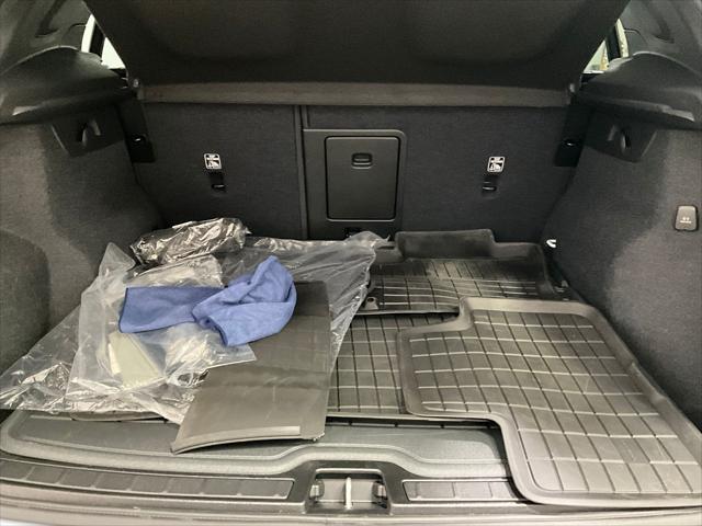 2026 Volvo XC40 Plus, B5 AWD Gas (mild hybrid), Dark