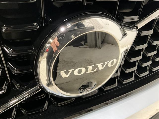 2026 Volvo XC40 Plus, B5 AWD Gas (mild hybrid), Dark