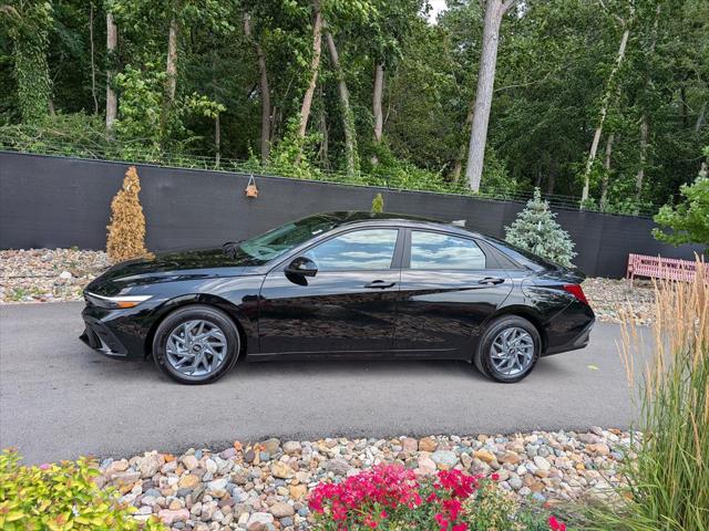 2024 Hyundai Elantra Hybrid Blue 2024 Hyundai Elantra Hybrid Blue