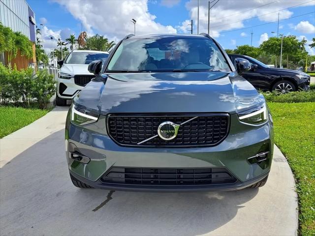 2026 Volvo XC40 Plus, B5 AWD Gas (mild hybrid), Dark