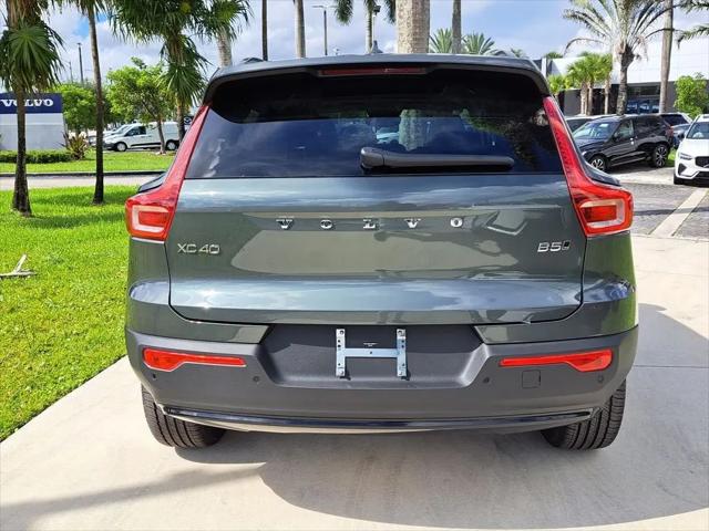 2026 Volvo XC40 Plus, B5 AWD Gas (mild hybrid), Dark