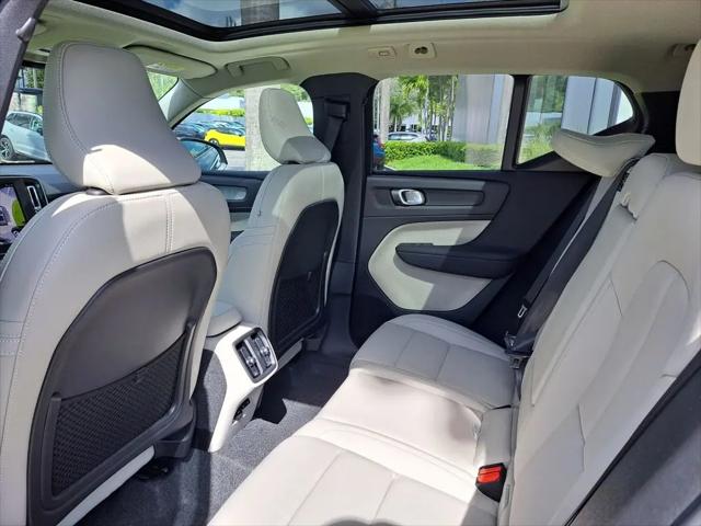 2026 Volvo XC40 Plus, B5 AWD Gas (mild hybrid), Dark