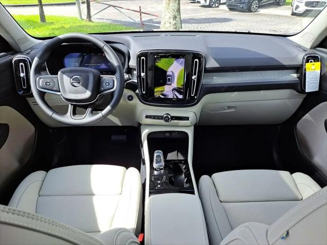 2026 Volvo XC40 Plus, B5 AWD Gas (mild hybrid), Dark