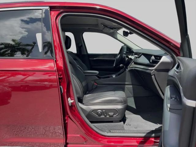 2023 Jeep Grand Cherokee Base