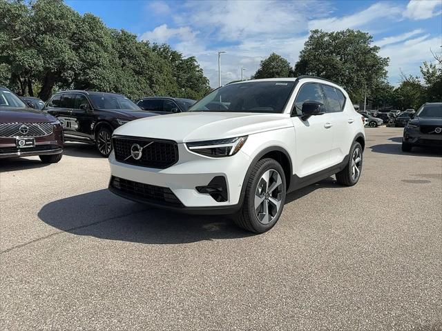 2026 Volvo XC40 Plus, B5 AWD Gas (mild hybrid), Dark