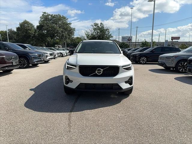 2026 Volvo XC40 Plus, B5 AWD Gas (mild hybrid), Dark