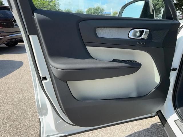 2026 Volvo XC40 Plus, B5 AWD Gas (mild hybrid), Dark