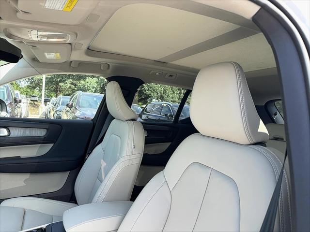 2026 Volvo XC40 Plus, B5 AWD Gas (mild hybrid), Dark