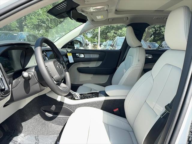 2026 Volvo XC40 Plus, B5 AWD Gas (mild hybrid), Dark