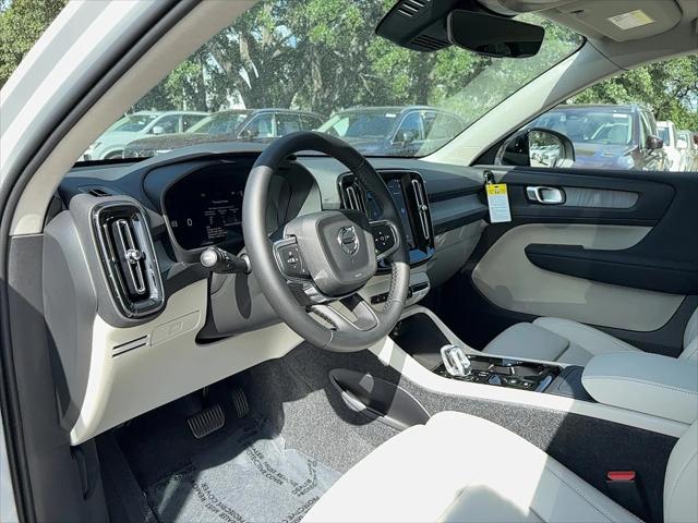 2026 Volvo XC40 Plus, B5 AWD Gas (mild hybrid), Dark