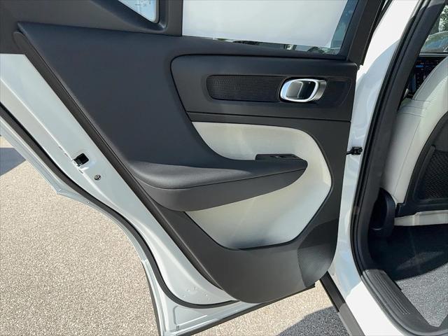 2026 Volvo XC40 Plus, B5 AWD Gas (mild hybrid), Dark