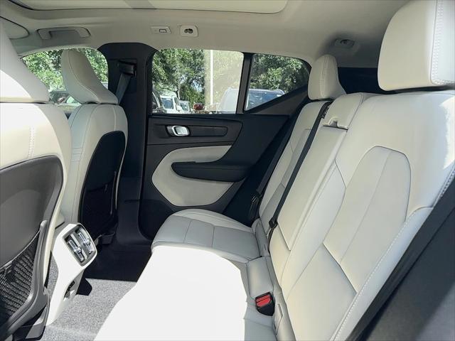 2026 Volvo XC40 Plus, B5 AWD Gas (mild hybrid), Dark