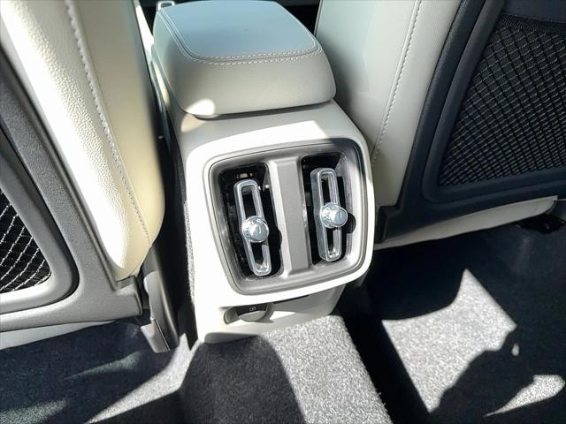 2026 Volvo XC40 Plus, B5 AWD Gas (mild hybrid), Dark