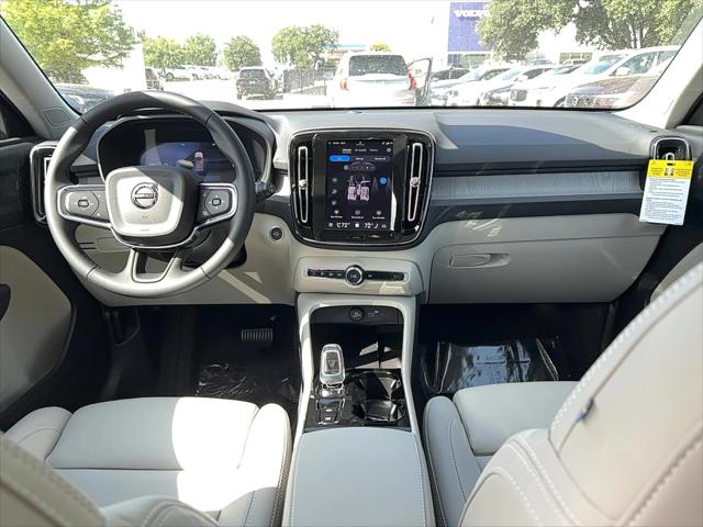 2026 Volvo XC40 Plus, B5 AWD Gas (mild hybrid), Dark