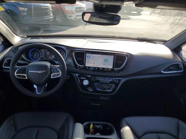 2025 Chrysler Voyager LX