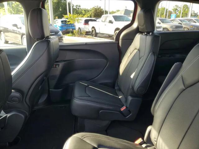 2025 Chrysler Voyager LX