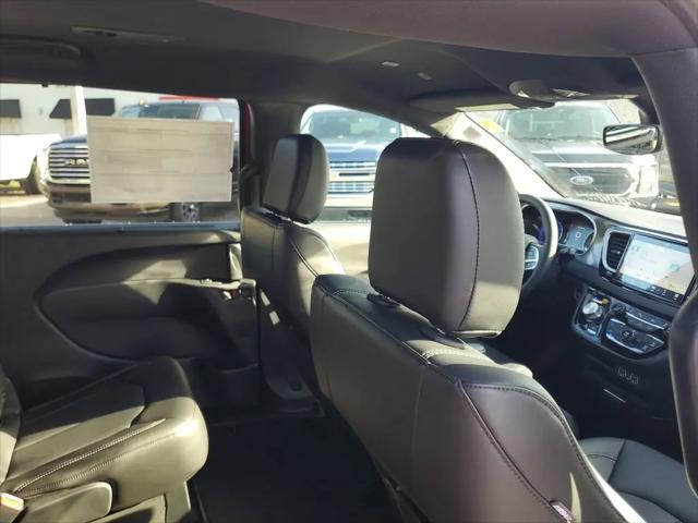 2025 Chrysler Voyager LX