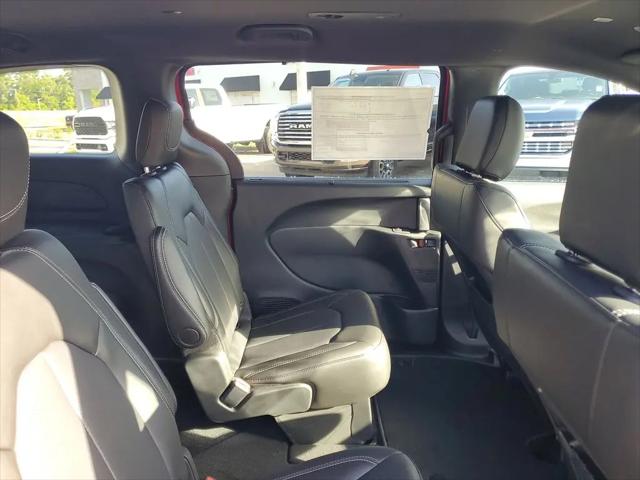 2025 Chrysler Voyager LX
