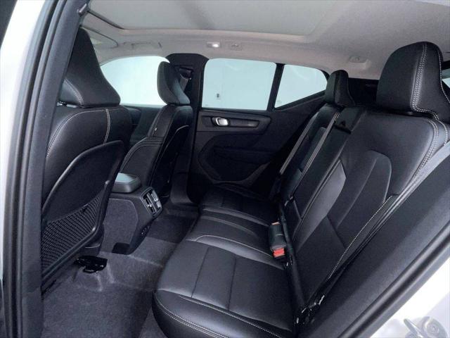 2026 Volvo XC40 Ultra, B5 AWD Gas (mild hybrid), Dark