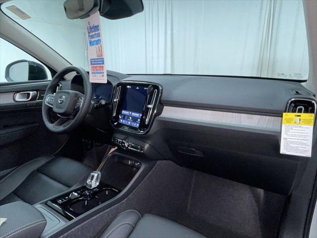 2026 Volvo XC40 Ultra, B5 AWD Gas (mild hybrid), Dark