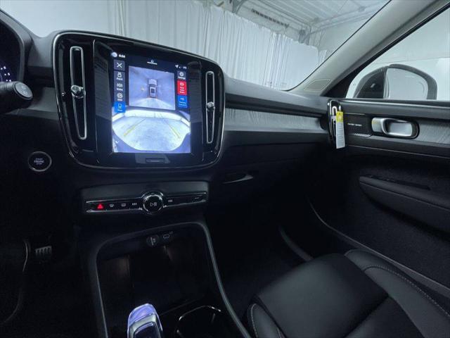 2026 Volvo XC40 Ultra, B5 AWD Gas (mild hybrid), Dark
