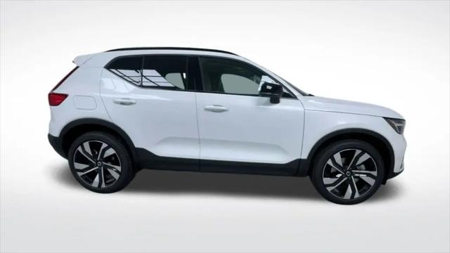 2026 Volvo XC40 Ultra, B5 AWD Gas (mild hybrid), Dark