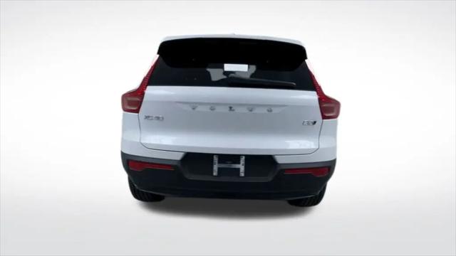 2026 Volvo XC40 Ultra, B5 AWD Gas (mild hybrid), Dark
