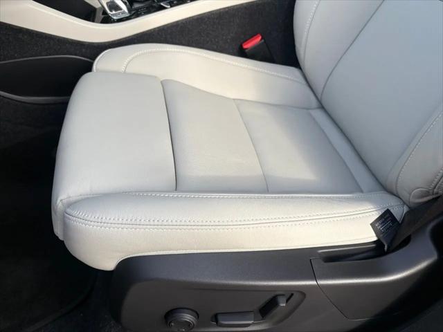 2026 Volvo XC40 Plus, B5 AWD Gas (mild hybrid), Dark