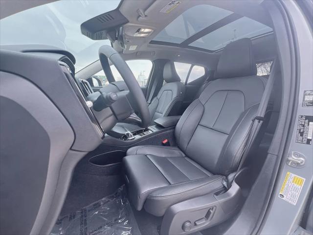 2026 Volvo XC40 Plus, B5 AWD Gas (mild hybrid), Dark
