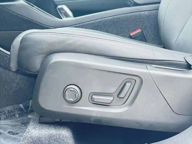 2026 Volvo XC40 Plus, B5 AWD Gas (mild hybrid), Dark