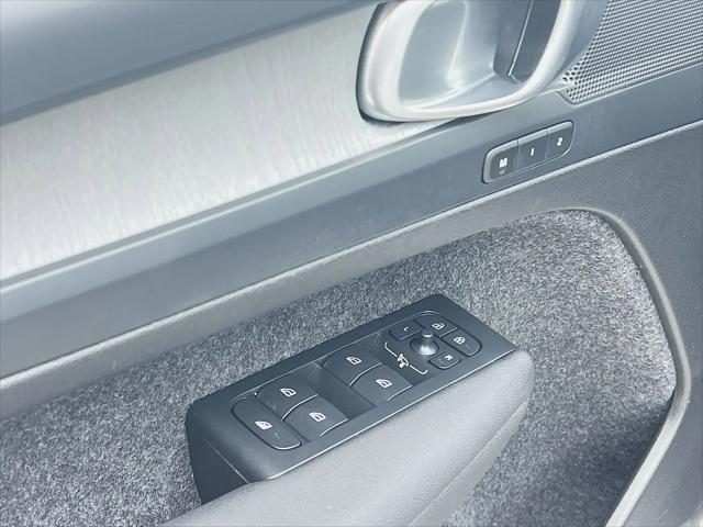 2026 Volvo XC40 Plus, B5 AWD Gas (mild hybrid), Dark