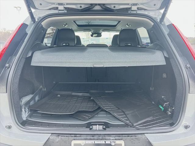 2026 Volvo XC40 Plus, B5 AWD Gas (mild hybrid), Dark