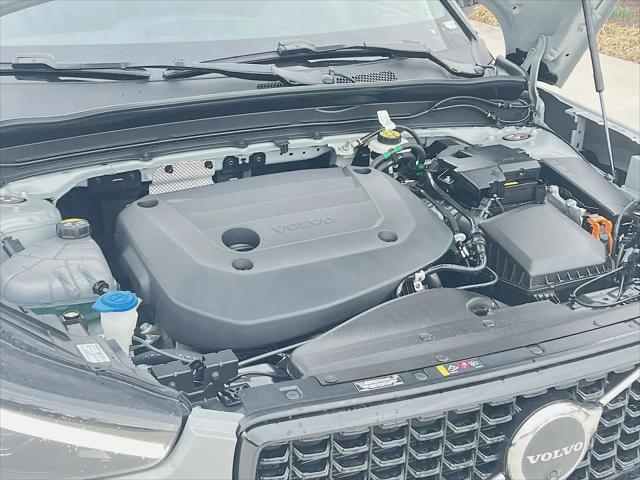 2026 Volvo XC40 Plus, B5 AWD Gas (mild hybrid), Dark