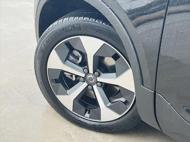2026 Volvo XC40 Plus, B5 AWD Gas mild hybrid, Dark