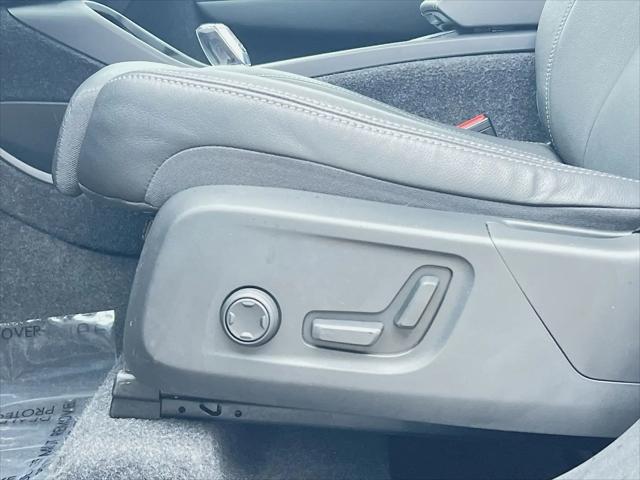 2026 Volvo XC40 Plus, B5 AWD Gas mild hybrid, Dark