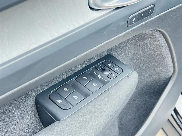2026 Volvo XC40 Plus, B5 AWD Gas mild hybrid, Dark