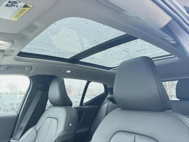 2026 Volvo XC40 Plus, B5 AWD Gas mild hybrid, Dark