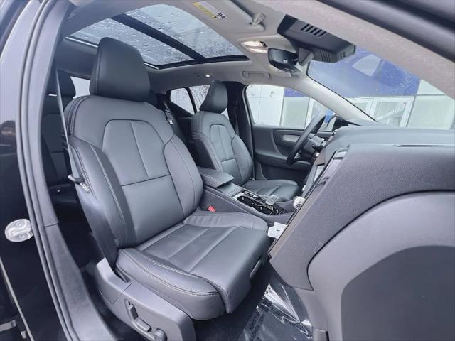 2026 Volvo XC40 Plus, B5 AWD Gas mild hybrid, Dark