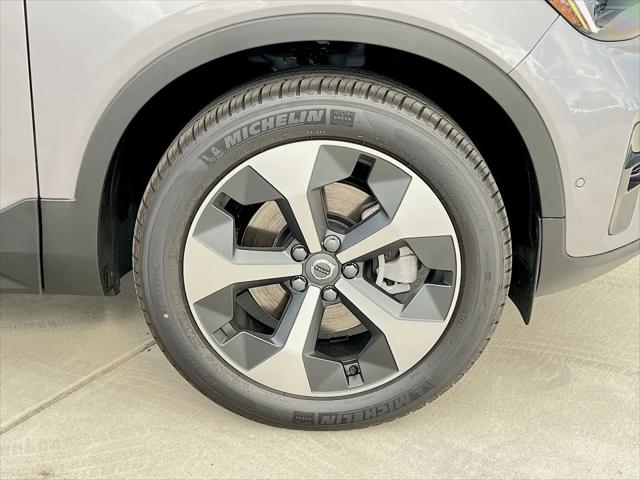 2026 Volvo XC40 Plus, B5 AWD Gas mild hybrid, Dark