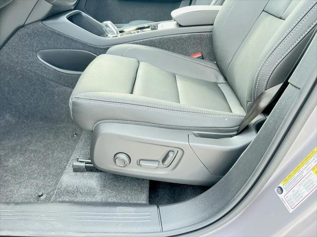 2026 Volvo XC40 Plus, B5 AWD Gas mild hybrid, Dark