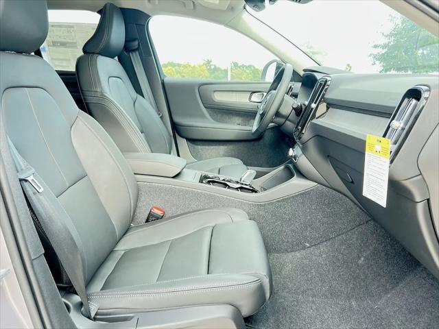 2026 Volvo XC40 Plus, B5 AWD Gas mild hybrid, Dark