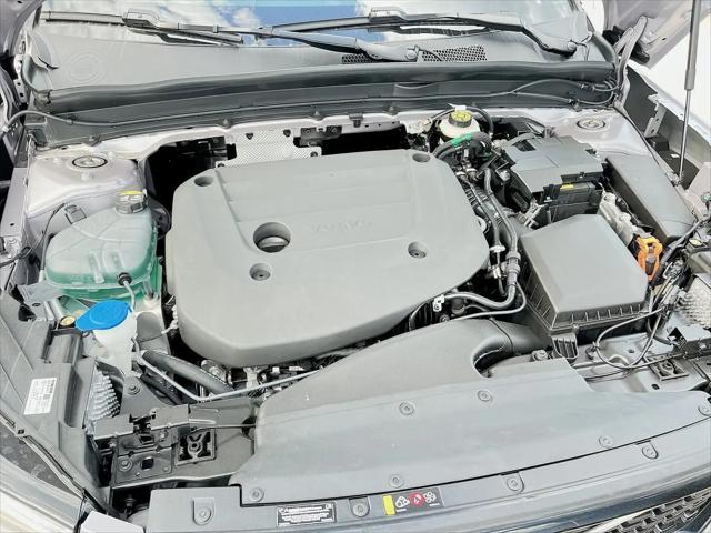 2026 Volvo XC40 Plus, B5 AWD Gas mild hybrid, Dark