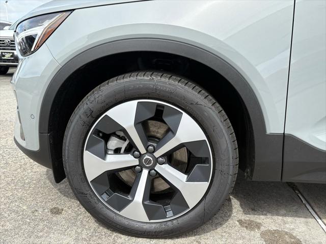 2026 Volvo XC40 Plus, B5 AWD Gas (mild hybrid), Dark