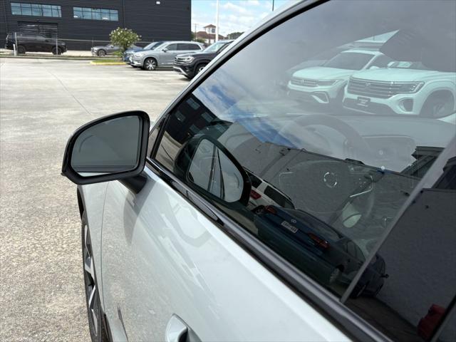 2026 Volvo XC40 Plus, B5 AWD Gas (mild hybrid), Dark
