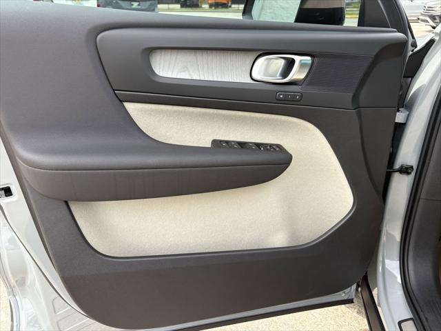 2026 Volvo XC40 Plus, B5 AWD Gas (mild hybrid), Dark