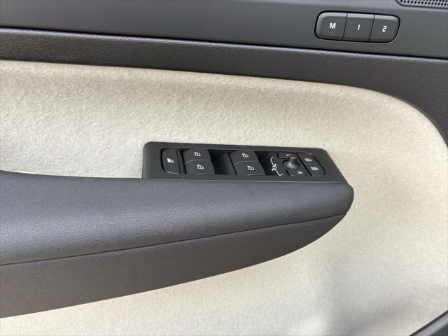 2026 Volvo XC40 Plus, B5 AWD Gas (mild hybrid), Dark