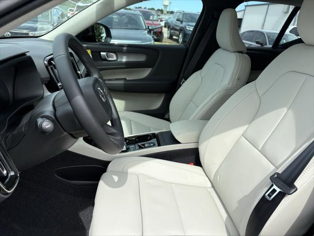 2026 Volvo XC40 Plus, B5 AWD Gas (mild hybrid), Dark