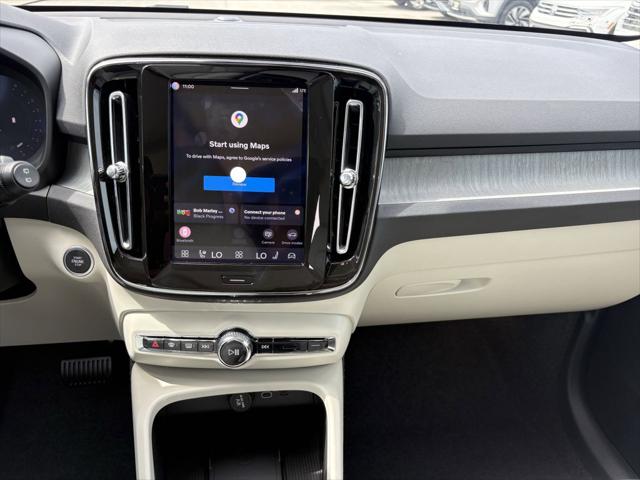 2026 Volvo XC40 Plus, B5 AWD Gas (mild hybrid), Dark